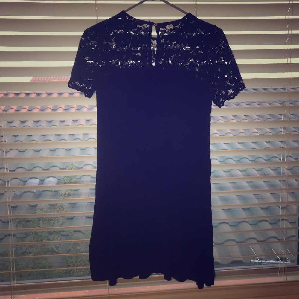 Black dress, lace sleeves.